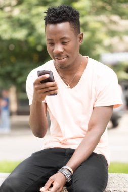 Afrika kökenli Amerikalı adam cep telefonunu kullanma