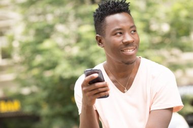 Afrika kökenli Amerikalı adam cep telefonunu kullanma