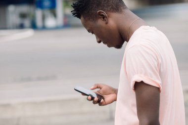 Afrika kökenli Amerikalı adam şehirde cep telefonunu kullanma