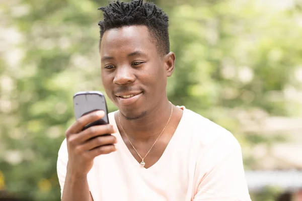 Αφρικανική αμερικανική άνθρωπος που χρησιμοποιεί το κινητό του — Φωτογραφία Αρχείου