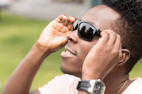 Κομψό αφρικανική αμερικανική άνδρα σε γυαλιά ηλίου — Φωτογραφία Αρχείου
