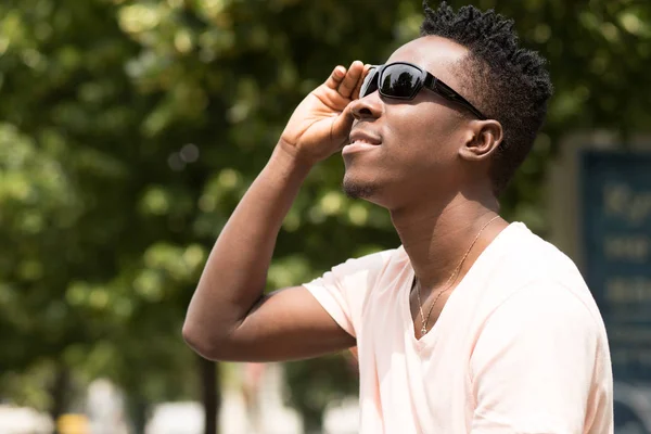 Стильный африканский американец в солнечных очках — стоковое фото