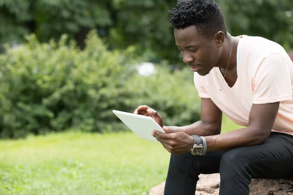 Freiberufler arbeitet mit Laptop in der Natur — Stockfoto