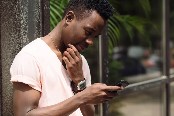 Αφρικανική αμερικανική άνθρωπος που χρησιμοποιούν κινητό στην πόλη το καλοκαίρι — Φωτογραφία Αρχείου