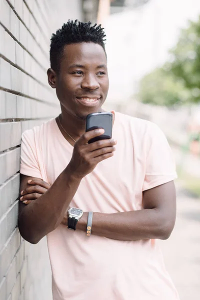 Афроамериканець людиною за допомогою мобільного телефону в місті літо — стокове фото