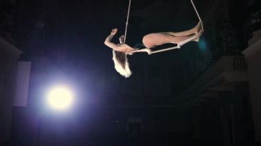 Kadın sirk sanatçısı bir trapez çubuğundaki Slowmotion