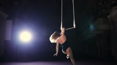 Kadın sirk sanatçısı slowmotion trapez çubuğunda