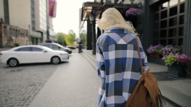 Vrouw schrijven sms op smartphone wandelen in de stad - slow motion — Stockvideo