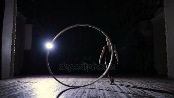 Артист цирка, тренирующийся на сцене с кировым колесом — стоковое видео
