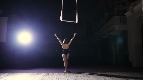 Női cirkuszi előadóművész egy trapéz bár slowmotion — Stock videók