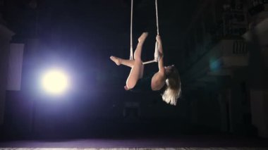 Kadın sirk sanatçısı slowmotion trapez çubuğunda