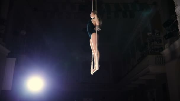 Slowmotion av kvinnliga cirkusartist på en trapets bar — Stockvideo