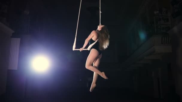 Artista de circo femenino en una barra trapecio en cámara lenta — Vídeos de Stock