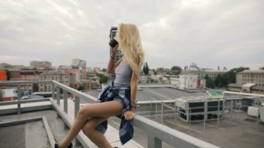 Çatı katı otopark bir şehir kahve içme kadın