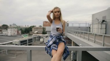 Çatı katı otopark bir şehir kahve içme kadın