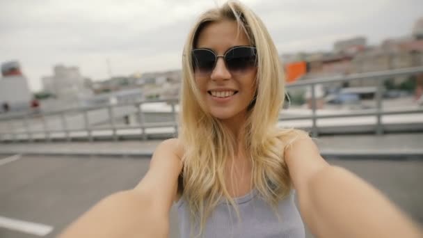 Punto de vista mujer hacer selfie girando en la calle de la ciudad — Vídeo de stock
