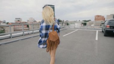 Çatı Park üzerinde yürüme şehirde kentsel tarzı moda kadın