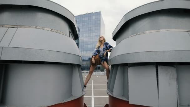 Femme de mode dans la ville urbaine du centre — Video