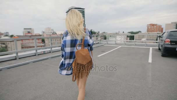 Stedelijke stijl mode vrouw in de stad lopen op dak parkeren — Stockvideo