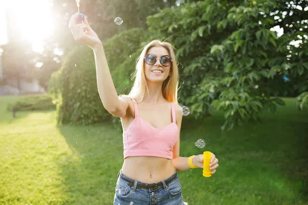 夏の公園で泡を吹いてきれいな女性 — ストック写真