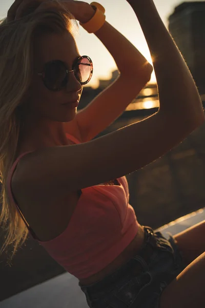 Mujer feliz en gafas de sol relajante libertad al atardecer —  Fotos de Stock