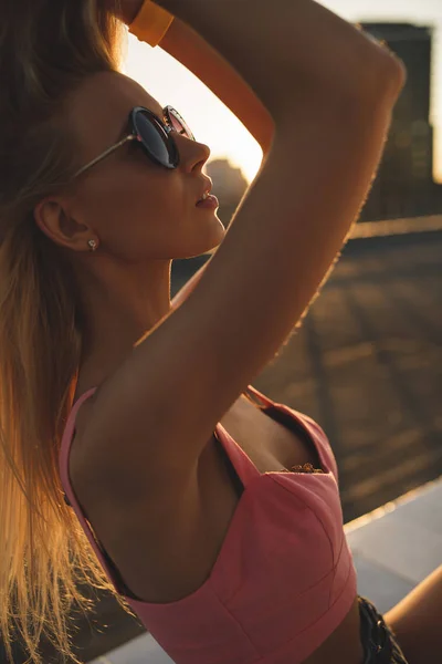 Ευτυχισμένη γυναίκα σε γυαλιά ηλίου χαλαρωτικό ελευθερία στο ηλιοβασίλεμα — Φωτογραφία Αρχείου