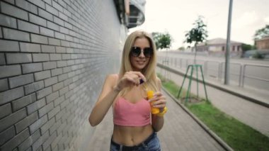 Güzel kadın kabarcıklar şehir sokak, ağır çekimde üfleme