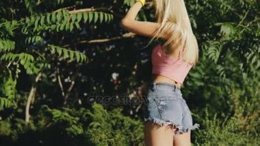 Güzel kadın kabarcıklar tropikal yaz doğada üfleme