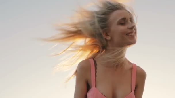 スローモーション屋外で髪を投げ面白い女性 — ストック動画