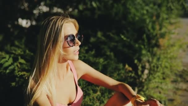 Όμορφη γυναίκα φυσώντας φυσαλίδες στη φύση τροπικού καλοκαίρι — Αρχείο Βίντεο