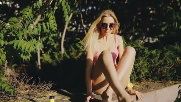 Mooie vrouw bellen blazen in de tropische zomer natuur — Stockvideo