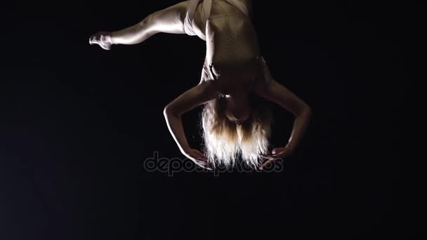 Žena letecké gymnastka provádí na hedvábí v cirkusu fázi. Vzrušující akrobatické show. — Stock video