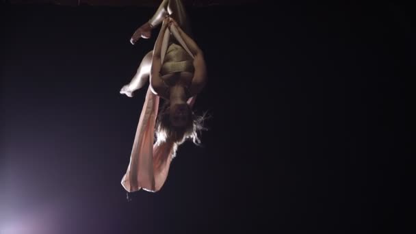 Mujer gimnasta aérea actuando sobre seda en el escenario del circo. Emocionante espectáculo acrobático . — Vídeos de Stock