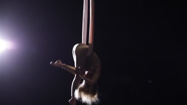 Vrouw luchtfoto gymnast uitvoeren op zijde in circus fase. Spannende acrobatische show. — Stockvideo