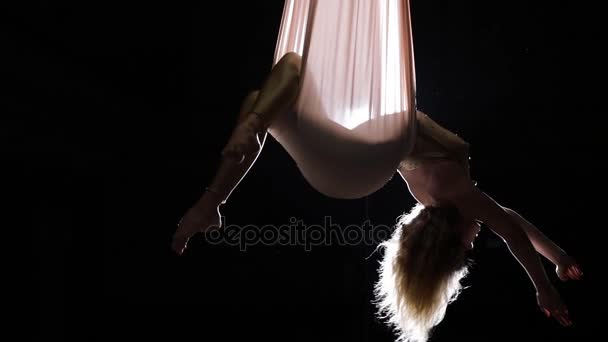 Женщина-гимнастка выступает на шелковой сцене в цирке. Волнующее акробатическое шоу . — стоковое видео