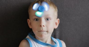 Küçük çocuk oyuncak rahatlatma topluca spinner stres ile çalış