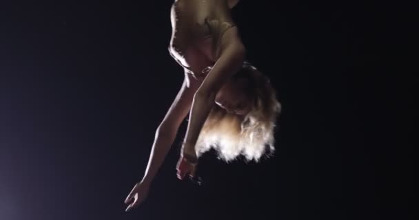 Gymnaste aérien féminin jouant sur la soie au stade du cirque. Spectacle acrobatique passionnant . — Video