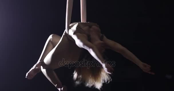 Gymnaste aérien féminin jouant sur la soie au stade du cirque. Spectacle acrobatique passionnant . — Video