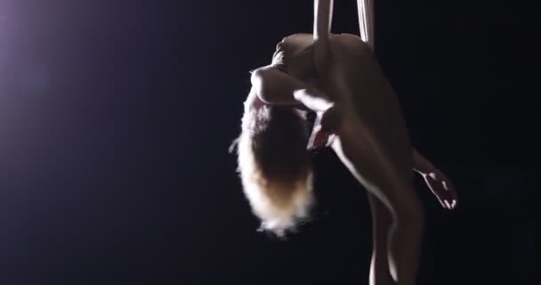 Женская воздушная гимнастка выступает на шелковой сцене в цирке. Волнующее акробатическое шоу . — стоковое видео