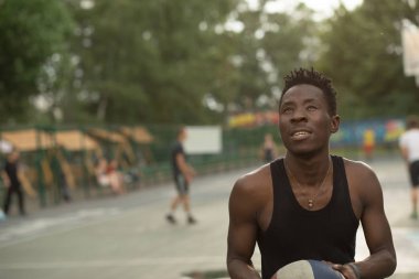 Afrika kökenli Amerikalı adam sokak basketbol sahası üzerinde çalış. Gerçek ve otantik etkinliği.