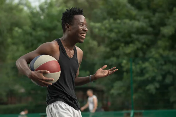 Američan Afričana muž hraje na ulici košíkovou. Skutečné a autentické aktivita. — Stock fotografie