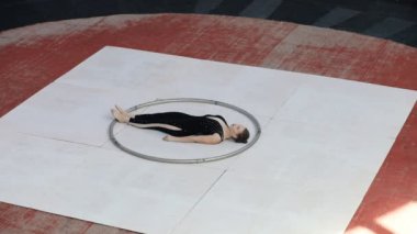 A büyük cyr tekerlek ile sahne alanı'nda eğitim yetenekli profesyonel sirk sanatçısı