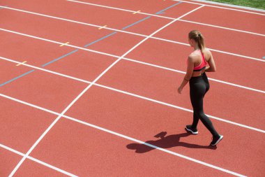 Genç kadın sprinter atlet Spor Stadyumu yolda git