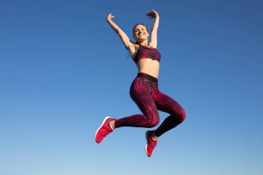 Atlama ve mavi gökyüzü arka plan uçan spor genç mutlu sporcumuz, izole. O zevk yaz. Sağlıklı yaşam konsepti, spor aktivitesi.