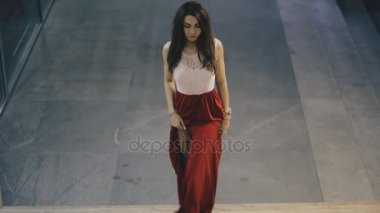 Seksi bacaklar gece şehirde yürüyüş ile güzel elbiseli kadın merdivenlerden yukarı yükselir