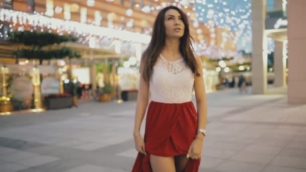 Femme séduisante en belle robe marchant dans la rue de la ville de nuit — Video