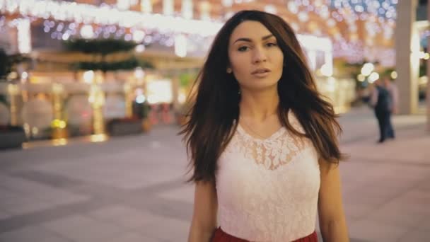 Mujer seductora en hermoso vestido caminando en la calle de la ciudad de la noche — Vídeo de stock