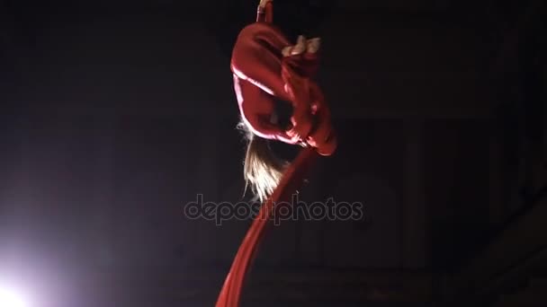 Gimnasta aérea femenina actuando sobre una seda roja en un escenario de circo. Emocionante espectáculo acrobático . — Vídeos de Stock