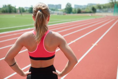 Genç tanınmaz halde sportif kadın atlet Spor Stadyumu yolda - geri görünüm koşmaya hazır