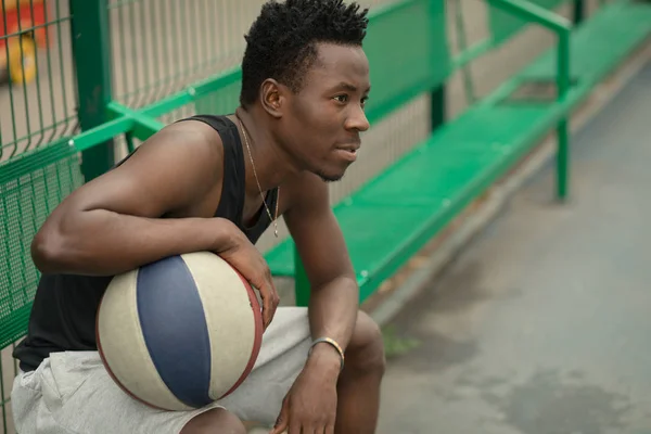 Afrikai amerikai férfi kosárlabda ül portréja — Stock Fotó